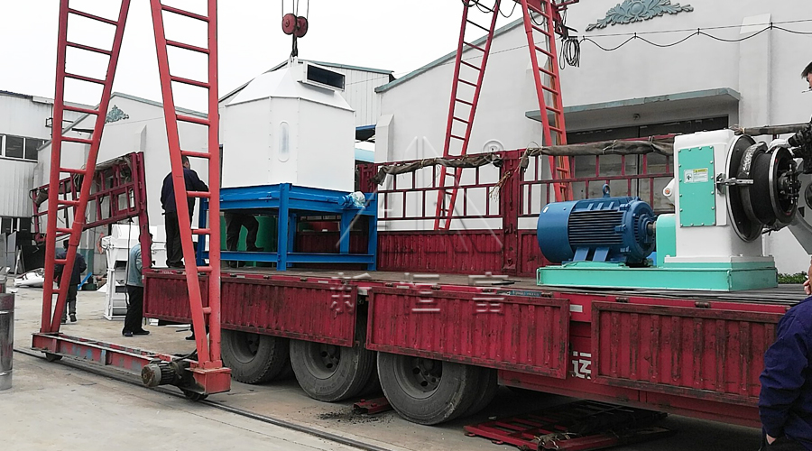 先（xiān）前SZLH420禽畜顆粒（lì）機組發貨現場